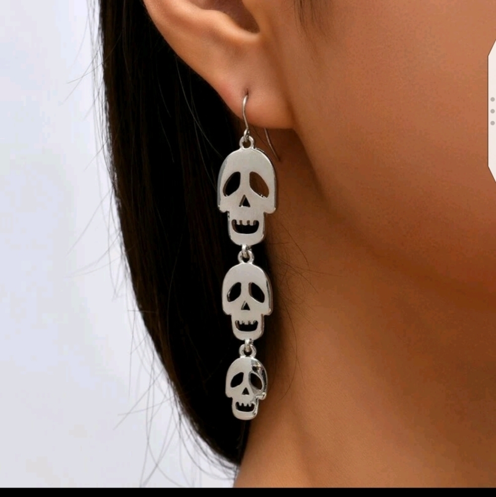✨3 FOR $28✨'🆕 SILVER-TONE SKULL DROP EARRINGS